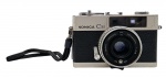 KONICA - C35 - Antiga câmera analógica de origem japonesa da Konica, modelo C35, telemétrica compacta de 35mm, lançada no final dos anos 60. Lente fixa Konica Hexanon 38mm com abertura máxima de f/2.8. Não testada, possui ínfimos desgastes.