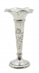 Solifleur em prata de lei inglesa contrastada, peso total: 58 g; com borda ondulada em forma de gola, e corpo cônico adornado com padrões fitomórficos; base com recheio de outros materiais. Medidas: 13 x 7 cm. Com amassado na borda.