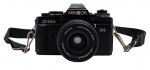 MINOLTA - X-700 - Antiga câmera analógica com origem no Japão, modelo X-700, em 1981, conhecida por sua robustez e modos automáticos de exposição. Utiliza filme de formato 35mm e possui fotômetro embutido para auxiliar na medição de luz para fotografias.  Lente acoplada Minolta MD W.Rokkor 35mm f/2.8, projetada para montagem Minolta MD. Não testada, possui ínfimos desgastes.