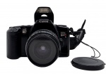 CANON - EOS REBEL X  S - Antiga câmera modelo reflex (SLR) analógico lançado no início dos anos 90 que utiliza filme 35mm. Equipada com uma lente zoom Canon EF 35-80mm f/4-5.6. Foco automático e manual. Não testada, possui ínfimos desgastes.