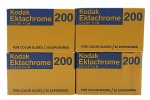 KODAK - EKTACHROME COLOR FILM - Lote com 4 caixas de filme fotográfico colorido da Kodak, Ektachrome 200, projetado especificamente para a produção de slides. Tipo de filme é inversão colorida, sensibilidade ISO 200, balanceado para luz do dia, exposição de 20 poses. Embalagens lacradas.
