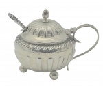 Açucareiro com colherzinha, em prata inglesa contrastada, peso total da prata: 38 g, com recipiente interno em vidro cilíndrico na cor azul cobalto; base trípode com pés esféricos. Medidas: 8 x 6 cm.