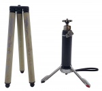 TRIPÉ - Lote com 2 tripés reguláveis para câmeras fotográficas, um em alumínio e outro em metal. Não testados. Possuem pequenas marcas e desgastes.