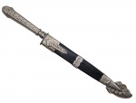 QUERO-QUERO - CUTELARIA - FACA GAÚCHA - Antiga faca gaúcha produzida pela Quero-Quero, sendo item clássico da cutelaria do Rio Grande do Sul. Cabo e bainha combinados de metal prateado e plástico rígido preto. Apresenta trabalho cinzelado com motivos regionais como folhas, boi, cuia de chimarrão e a figura do pássaro quero-quero, que dá o nome a marca. Medida: 32cm aproximadamente.