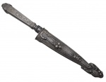 FACA GAÚCHA -  CUTELARIA -  Antiga faca gaúcha com lâmina Corneta em inox, cabo e bainha em metal prateado com  trabalho cinzelado com motivos regionais como folhas, boi, cuia de chimarrão e vaqueiro. Medida: 17cm aproximadamente.