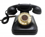 STANDARD ELECTRIC - TELEFONE - Antigo telefone de mesa em baquelite preto, ícone de design e modernidade das décadas de 1930 e 1960, medindo 20cm x 14cm. Observação: Não testado, possui marcas e desgastes.
