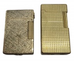ISQUEIROS - Lote com 2 isqueiros em metal dourado, à gás. Modelos: FLAMINAIRE com origem francesa e Rosetta com origem japonesa. Não testados, possuem marcas e desgastes.