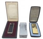 ISQUEIROS - Lote com 3 isqueiros em metal, à gás. Modelos: PARKER, feito nos EUA, BATTAT, feito na Coréia do Sul e WIN, sem marcação de origem. Não testados, possuem marcas e desgastes.