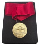 MEDALHA DE PRATA, 59g - Medalha Comemorativa da Academia Brasileira de Odontologia, em prata, 59g, retratando no reverso a efígie do patrono Coelho e Souza e no anverso uma fachada de um templo clássico com colunas e na parte inferior correspondendo a data de fundação da Academia. Prata contrastada, 800, CMB. Acompanha fita vermelha e estojo.