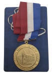 MEDALHA - MÉRITO PEDRO ERNESTO - Medalha dada como maior homenagem concedida pela Câmera Municipal do Rio de Janeiro, feita em metal dourado, medindo 6cm de diâmetro. Acompanha fita tricolor e estojo.