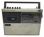 NATIONAL PANASONIC - RQ434S - Antigo rádio cassete  portátil fabricado por volta de 1974. Funcionamento por pilhas ou energia elétrica e possui alto-falante integrado. Capaz de gravar em fita cassete e sintoniza bandas FM e AM. Medidas: 30cm x 27cm. Não testado, possui marcas e desgastes.