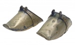 ESTRIBOS - Par de estribos decorativos em metal em formato caçamba. Com furações no verso para pendurar. Medidas: 23 x 13 cm.