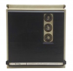 VITA - Radiola portátil fabricada por volta da década de 1970, tecnologia Solid State, alimentação AC/DC, controles laterais e corpo em plástico rígido em coloração dupla e detalhes em madeira. Medida: 29cm x 31cm. Não testado e com marcas e desgastes.