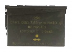 CAIXA DE MUNIÇÃO -  Caixa de munição militar de origem italiana antiga, projetada para armazenar cartuchos de 7,62mm NATO em fitas. Feita em chapa metálica resistente com sistema de fechamento por pressão. Possui vedação para impermeabilidade contra água e umidade. Medida; 28cm x 18cm. Possui marcas e desgastes.