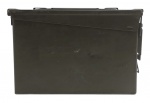 CAIXA DE MUNIÇÃO -  Caixa de munição militar antiga, projetada para armazenar cartuchos de 7,62mm em fitas. Feita em chapa metálica resistente com sistema de fechamento por pressão. Possui vedação para impermeabilidade contra água e umidade. Medida; 28cm x 18cm. Possui marcas e desgastes. Sem marcação indicando origem.