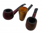CACHIMBOS - Lote com 3 cachimbos, sendo um KAYWOODIE "500", feito em madeira com piteira de ebonite, feito nos EUA, um artesanal feito de chifre de boi e um Torino, em madeira com piteira de ebonite, feito na Itália. Possuem ínfimas marcas.