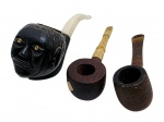 CACHIMBOS - Lote com 3 cachimbos, sendo um BBB , feito em madeira, produzido na Inglaterra, um artesanal feito de madeira com marfim e um artesanal, em madeira retratando o rosto de um homem. Possuem ínfimas marcas.