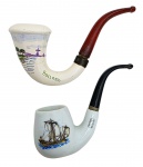 CACHIMBOS - Lote com 2 cachimbos feitos em cerâmica. Um sendo souvenir da Holanda com paisagem e o outro com desenho de embarcação Drakkar. Piteiras em baquelite. Possuem ínfimas marcas.