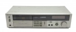 TECHNICS - RS-M216 - Antigo aparelho deck de cassete estéreo, modelo RS-M216, com painel frontal prateado. Possui recurso como "One Touch Recording" e parada automática total. Fabricado no Japão. Medida: 43cm. Não testado, contém marcas, desgastes e pontos de oxidação.
