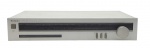 TECHNICS - ST-Z22 - Sintonizador de rádio , modelo ST-Z22, com design analógico de prata da década de 80. Possui uma escala de sintonia manual para frequências AM/FM juntamente com indicadores de força de sinal. Medida: 43cm. Não testado, possui marcas, desgastes e pontos de oxidação.