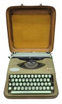 HERMES - BABY - MÁQUINA DE ESCREVER - Antiga máquina de escrever da Hermes, modelo Baby, com origem suíça, com raro teclado em hebraico, lançada originalmente na década de 30. Corpo em metal na cor bege e teclas em verde. Máquina acomodada em uma maleta revestida em couro. Não testada. Contém ínfimas marcas.