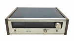 PIONEER - TX-6200 - Antigo equipamento sintonizador de rádio (tuner) estéreo da Pioneer, modelo TX-6200. Sintoniza frequências de rádio AM e FM em sistemas de som modulares clássicos. Produzido na década de 70, com visual tradicional, painel frontal em alumínio escovado com visor de dial que se ilumina quando está ligado. Utiliza saídas padrão RCA na parte traseira para ser conectado a um amplificador ou receiver. Não testado. Possui ínfimas marcas.