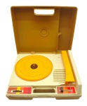 FISHER-PRICE - #825 - Antigo toca-discos de brinquedo da Fisher-Price, modelo #825, lançado em 1978. Possui seletor de velocidade para discos de 33 e 45 RPM. Acomodado em maleta com alça de transporte na parte superior da tampa. Funciona como toca-discos de verdade. Medida: 35cm. Não testado, possui ínfimas marcas.