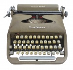 REMINGTON - TRAVEL-RITER - MÁQUINA DE ESCREVER - Antiga máquina de escrever de 1950, portátil, com maleta. Teclado QWERTY, corpo em metal. medida: 32cm. Não testada, possui ínfimas marcas.
