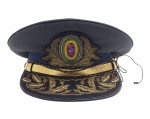 QUEPE - Antigo quepe de General do Exército Brasileiro. Apresenta características históricas marcantes das vestimentas militares de Gala brasileiras de meados do século XX. Detalhado com bordados de Folha de Acanto, Distintivo Central e cores cinza-oliva/cinza com faixa central e aba em azul-marinho. Possui pequenos desgastes, ausência de algumas estrelas do Distintivo Central.