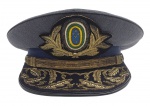 QUEPE - Quepe de Gala oficial superior do Exército Brasileiro, caracterizado pela cor cinza e bordados metálicos. Usado por oficiais superiores ou generais do Exército Brasileiro. Apresenta ínfimas marcas na parte interna e possui nome de ex-proprietário em plaqueta.