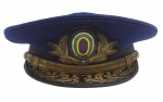 QUEPE - Antigo quepe de gala de General do Exército Brasileiro, confeccionada na cor azu-escura ou cinza. Possui ricos bordados de folhas de louro em fios metálicos dourados e brasão com as cores nacionais na frente. Possui ínfimos desgastes.