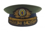 QUEPE - Quepe de Oficial-General do Exército Brasileiro, peça histórica de alta patente da militaria nacional, destacando os ricos detalhes em fios metálicos dourados, característicos do topo da hierarquia militar do Brasil. Pala revestida com tecido preto e decorada com ramos de louro, Distintivo Frontal sendo o escudo elíptico azul com as estrelas do Cruzeiro do Sul ao centro e as cores verde-oliva clássica. Possui ínfimos desgastes e nome de ex-proprietário na partes interna em uma plaqueta.