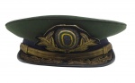 QUEPE - Quepe de Oficial-General do Exército Brasileiro, peça histórica de alta patente da militaria nacional, destacando os ricos detalhes em fios metálicos dourados, característicos do topo da hierarquia militar do Brasil. Pala revestida com tecido preto e decorada com ramos de louro, Distintivo Frontal sendo o escudo elíptico azul com as estrelas do Cruzeiro do Sul ao centro e as cores verde-oliva clássica. Possui ínfimos desgastes.