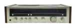 KENWOOD - KR-3060 - Antigo receiver da Kenwood, modelo KR-3060, clássico equipamento de áudio de alta fidelidade. Potência de cerca de 40W RMS por canal em 8 ohms, entradas analógicas tradicionais para Phono, Auxiliar e Tape. Sintonizador analógico de AM e FM com painel iluminado clássico e acabamento frontal em alumínio escovado com laterais de madeira. Medida: 51cm. Não testado. Possui ínfimas marcas.