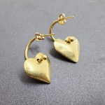 BRINCOS - Par de brincos em ouro amarelo. Formato de coração; peso total: 5,8 g; Medidas: 3 cm x 2 cm (aprox.).