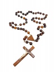 ARTE SACRA, um (1) grande crucifixo confeccionado em madeira escura, monture em metal dourado, Cristo em plástico, apresentando colado no pé, medindo 135cm de comprimento.