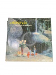 DISCO DE VINIL, um (1) disco de vinil LP, intitulado Oferenda  Cânticos de Umbanda, em capa original ilustrada, com repertório de pontos e cânticos religiosos ligados à Umbanda, selo Chantecler, não testada e sem garantia de funcionamento.