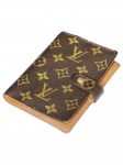 LOUIS VUITTON (Anchay, 4 de agosto de 1821  Paris, 27 de fevereiro de 1892), um (1) bloco de anotações confeccionado em couro com monograma da marca. Parte interna possui porta documentos e porta cartão. Fechamento por botão dourado. Couro em excelente estado, leves sinais de uso. Medidas: 10,5 cm (comprimento) X 14,5 cm (altura).