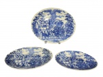 FAIANÇA OXFORD VITRAMIK, três (3) travessas ovais confeccionados em faiança nacional na tonalidade branca com pintura de carruagem inglesa na tonalidade azul, medindo 31x25cm, 27x21cm e 23,5x17cm.