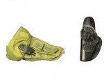 MILITARIA, lote com dois (2) coldres, sendo: A) 1 na tonalidade verde oliva, medindo 25x18cm e B) 1 em couro na tonalidade preta da marca RIEGEL, apresentando marcas de guardado, medindo 20x12cm.