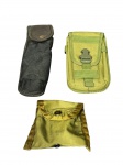 MILITARIA, lote com três (3) bolsos/estojos táticos (pouches), sendo: A) 1 porta lanternas/cassetete na tonalidade preta, medindo 23cm, b) 1 porta carregador na tonalidade verde oliva, medindo 18,5cm C) 1 porta algemas na tonalidade verde oliva, medindo 13x11cm.
