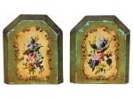 DIVERSOS, par (2) de serres livres confeccionados em madeira com patina esverdeada, decoração floral em policromia e arabescos relevados, base em metal dourado, apresenta falhas na patina, medindo 10x9x10cm cada.