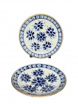 PORCELANA MONTE SIÃO, par (2) de pratos decorativos confeccionados em porcelana nacional na tonalidade branca com pintura de elementos florais na tonalidade azul, medindo 23cm.