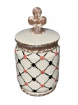 FAIANÇA, um (1) potiche confeccionado em faiança vitrificada na tonalidade creme, decorada por losangos em relevo com naipes de baralho em relevo, borda e pega da tampa com patina na tonalidade marrom, medindo 25x13cm.