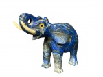 ESCULTURA, uma (1) escultura confeccionada em lápis-lazúli entalhado a mão representando elefante com presas na tonalidade branca, medindo 7,5x9,5x4cm, bicado na orelha.
