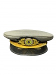 MILITARIA, um (1) quepe clássico de oficial do Exército Brasileiro, confeccionado em tecido de cor cinza-oliva (padrão oficial). A peça apresenta acabamento de alta qualidade, típico de fardamentos de gala ou passeio, com bordados manuais em linha metálica dourada, medindo 9x27x24cm.