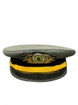 MILITARIA, um (1) quepe clássico de oficial do Exército Brasileiro, confeccionado em tecido de cor cinza-oliva (padrão oficial). A peça apresenta acabamento de alta qualidade, típico de fardamentos de gala ou passeio, com bordados manuais em linha metálica dourada, medindo 9,5x25x23,5cm.