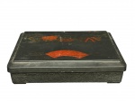 DIVERSOS, uma (1) caixa retangular confeccionado em plástico rígido na tonalidade preta com decoração de elementos orientais com flores e folhagens em policromia, medindo 6x27x21cm.