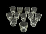 <B>VIDROS</b>, doze (12) copos para whisky confeccionados em vidro translucido de dois modelos, sendo: A) 8 com moldagem de folhagens torcidas da manufatura DURALEX, medindo 8x8cm e B) 4 com moldagem dita DEDÃO da manufatura ARCOROC, origem francesa, medindo 8x8cm.