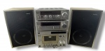 SOM, um (1) conjunto de som antigo da marca Aiko, System 3000, composto por módulo amplificador PA-3000, tuner AM/FM DT-3000, toca-fitas/cassette deck TD-3000 e duas (2) caixas acústicas, acabamento frontal em tom prateado, botões e comandos originais aparentes, apresentando sinais de uso e marcas do tempo, não testados e sem garantia de funcionamento. Medida das caixas de som 28x18x17,5cm e medida total dos aparelhos 28x21x17,5cm.